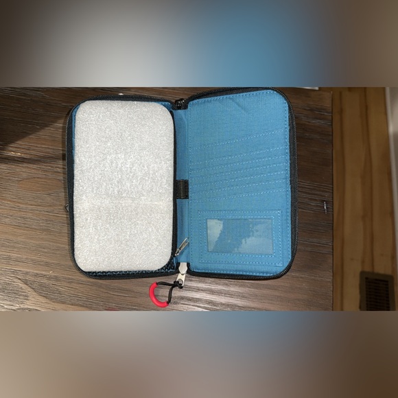 Disney Parks Mickey Mouse ''All-Time Classic'' Wrist Wallet NWT 🫶🏼❤️🫶🏼 SALE 🤗 - Picture 7 of 10